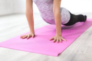 yoga oefening op matje
