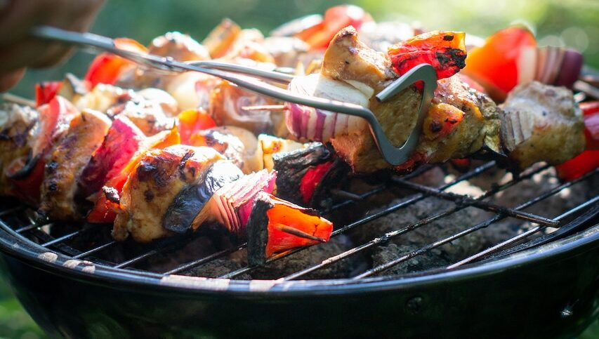 Camper recept: Gegrilde kipspiesjes met mediterrane groenten